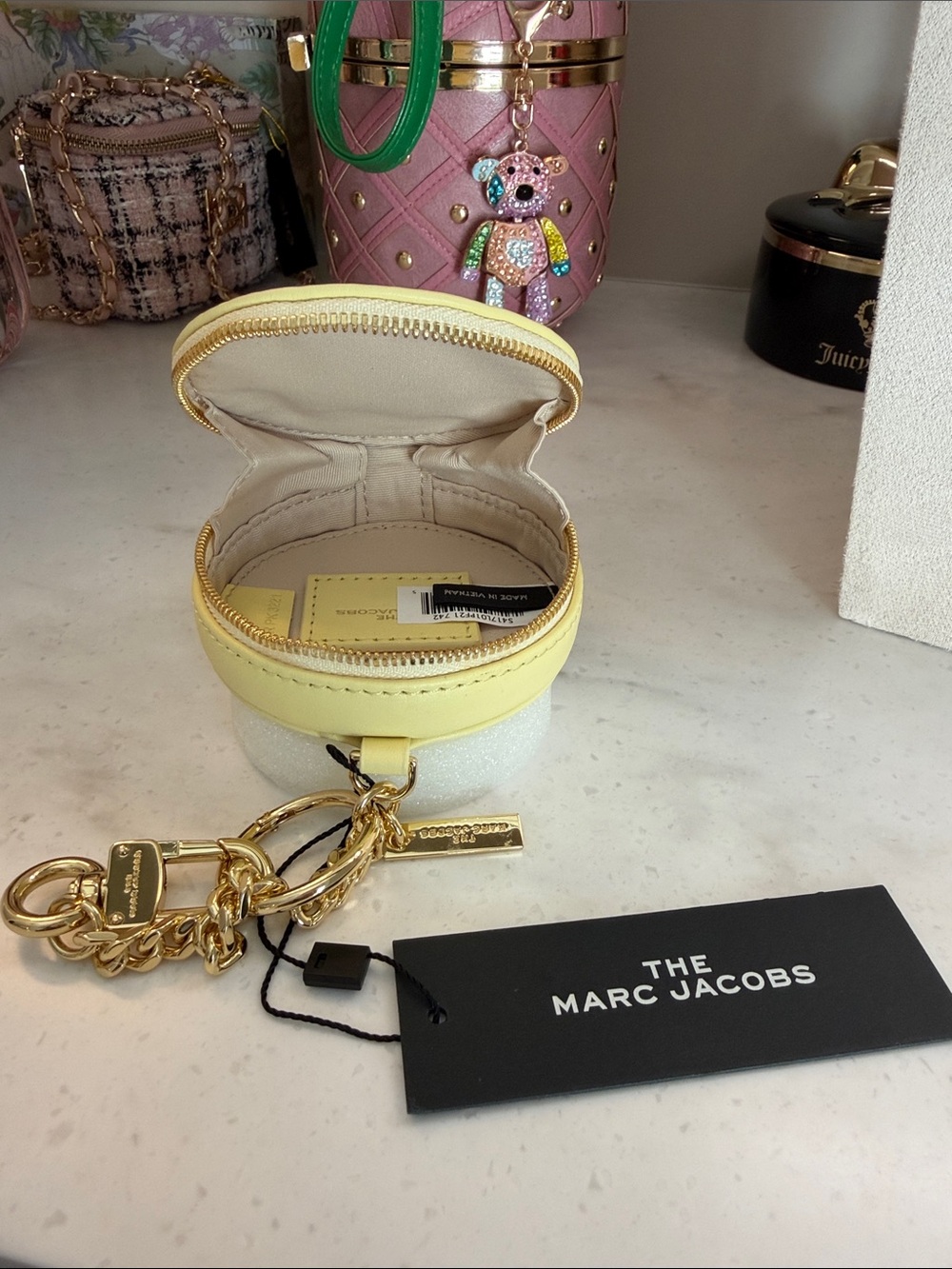 Gorgeous Marc Jacobs NWT pastel yellow Round Coin Pouch Mini Round Bag w chain - Picture 13 of 13